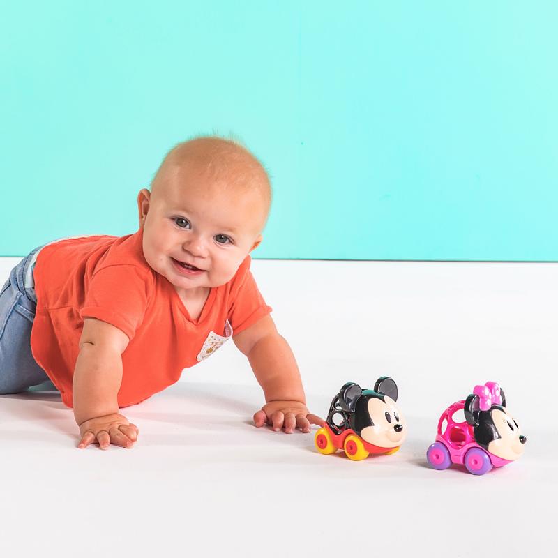 DISNEY BABY Hračka autíčko Minnie Go Grippers™ 6m+ | DISNEY BABY