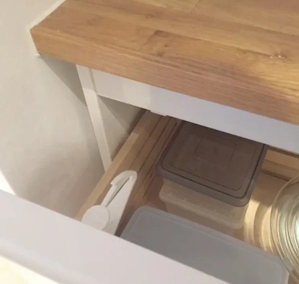 Baby Dan Univerzálny uzáver pre zásuvky alebo dvierka, lepiace, 1ks