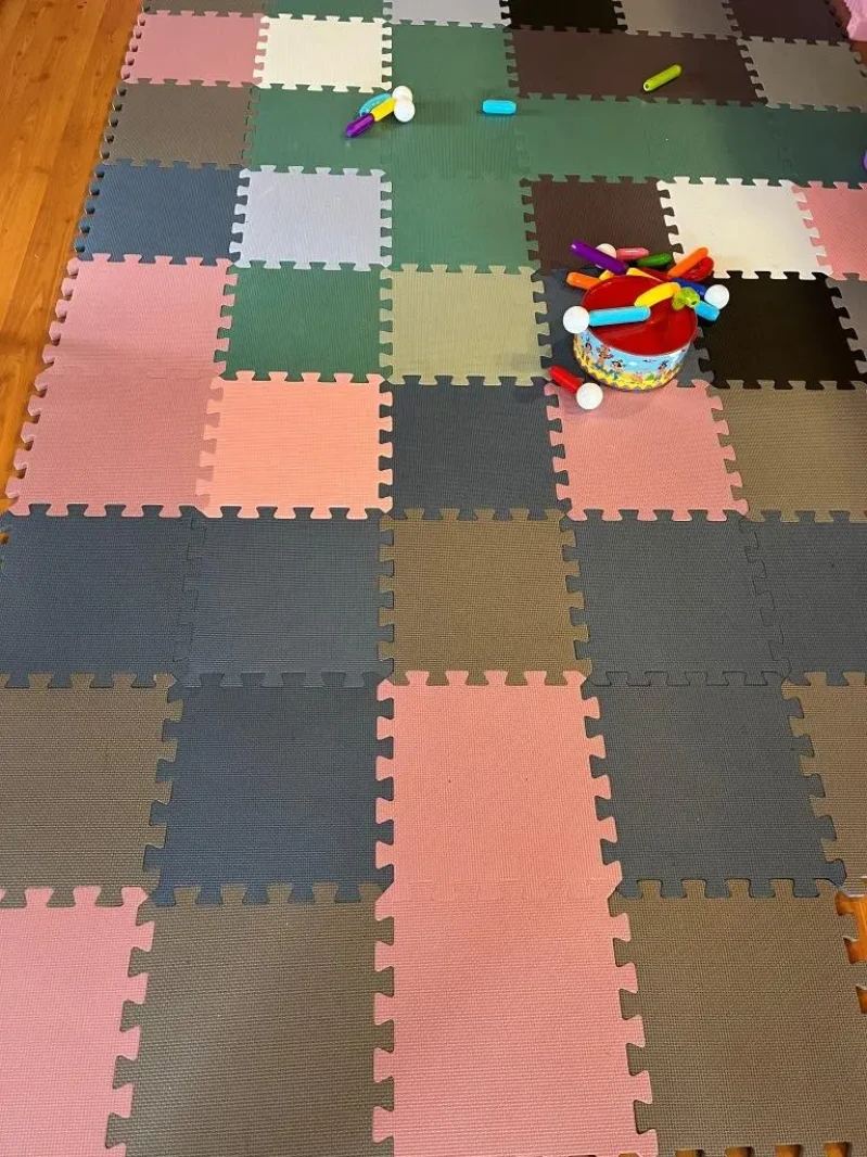 Baby Dan hracia podložka Puzzle Dusty Grey 90 X 90 cm