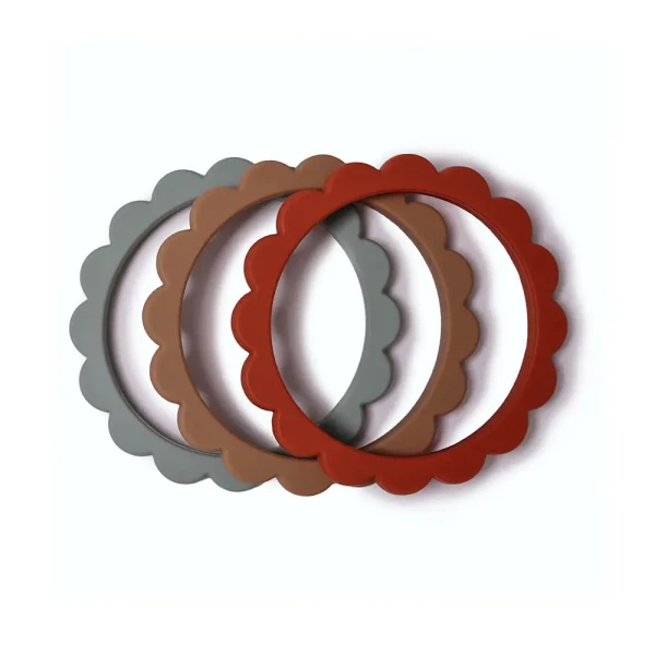 Mushie náramkové hryzátko zo silikónu FLOWER | Cambridge Blue / Clementine / Natural